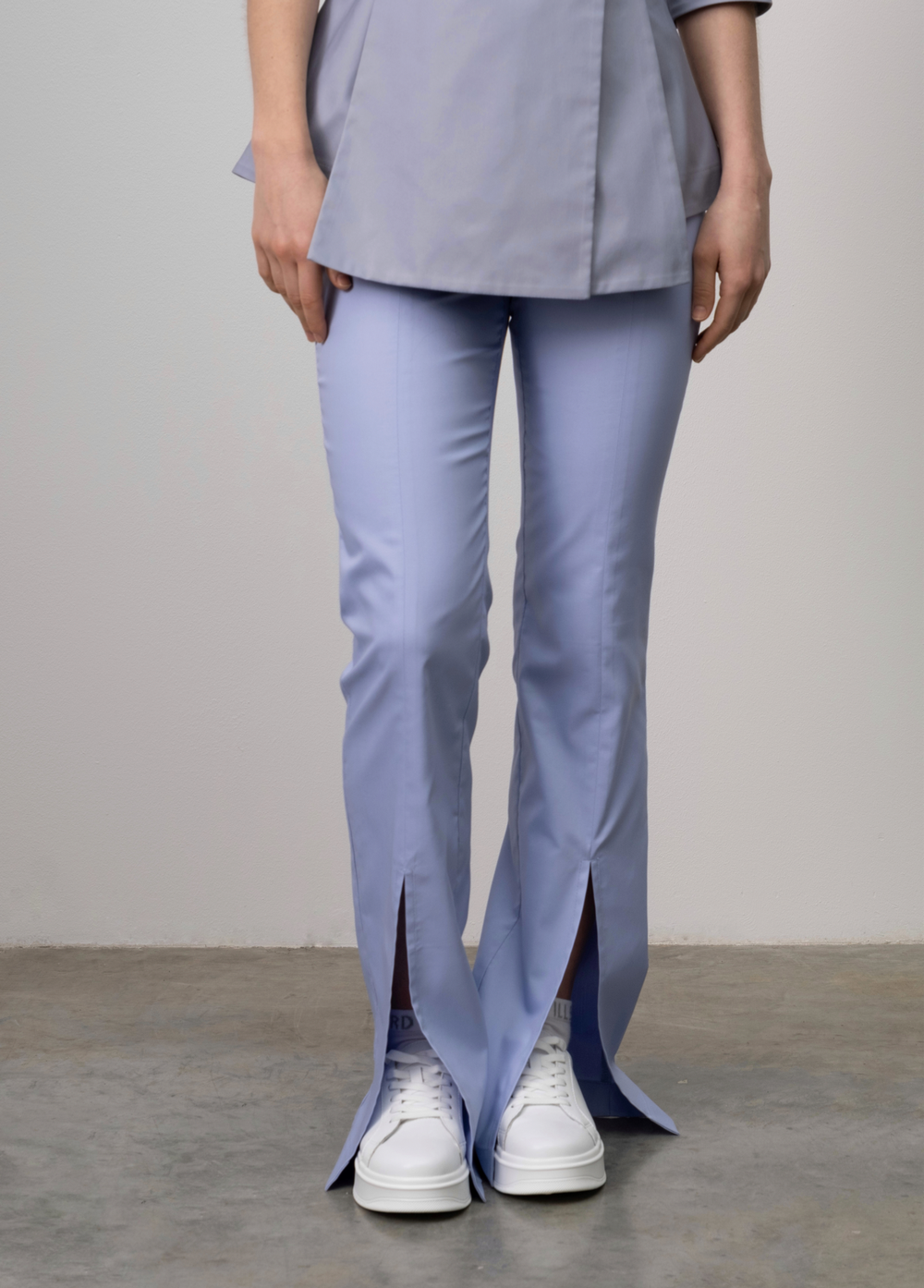 Брюки-клеш с разрезом