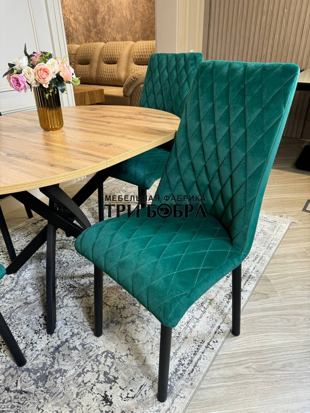 Круглый раздвижной стол "Лофт", дуб вотан и стулья "Бентли" изумруд