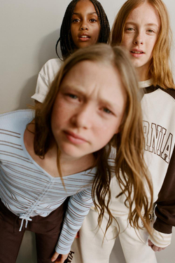 ZARA ТОЛСТОВКА С РУКАВАМИ РЕГЛАН И НАДПИСЬЮ, ЭКРЮ