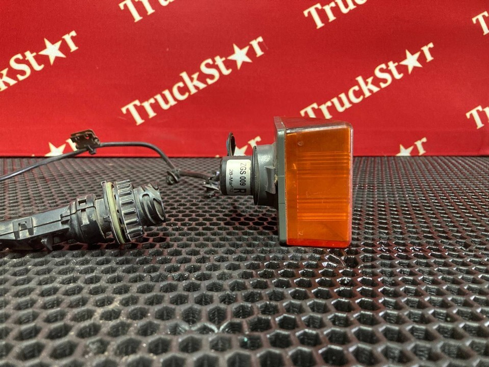 Поворотник правый