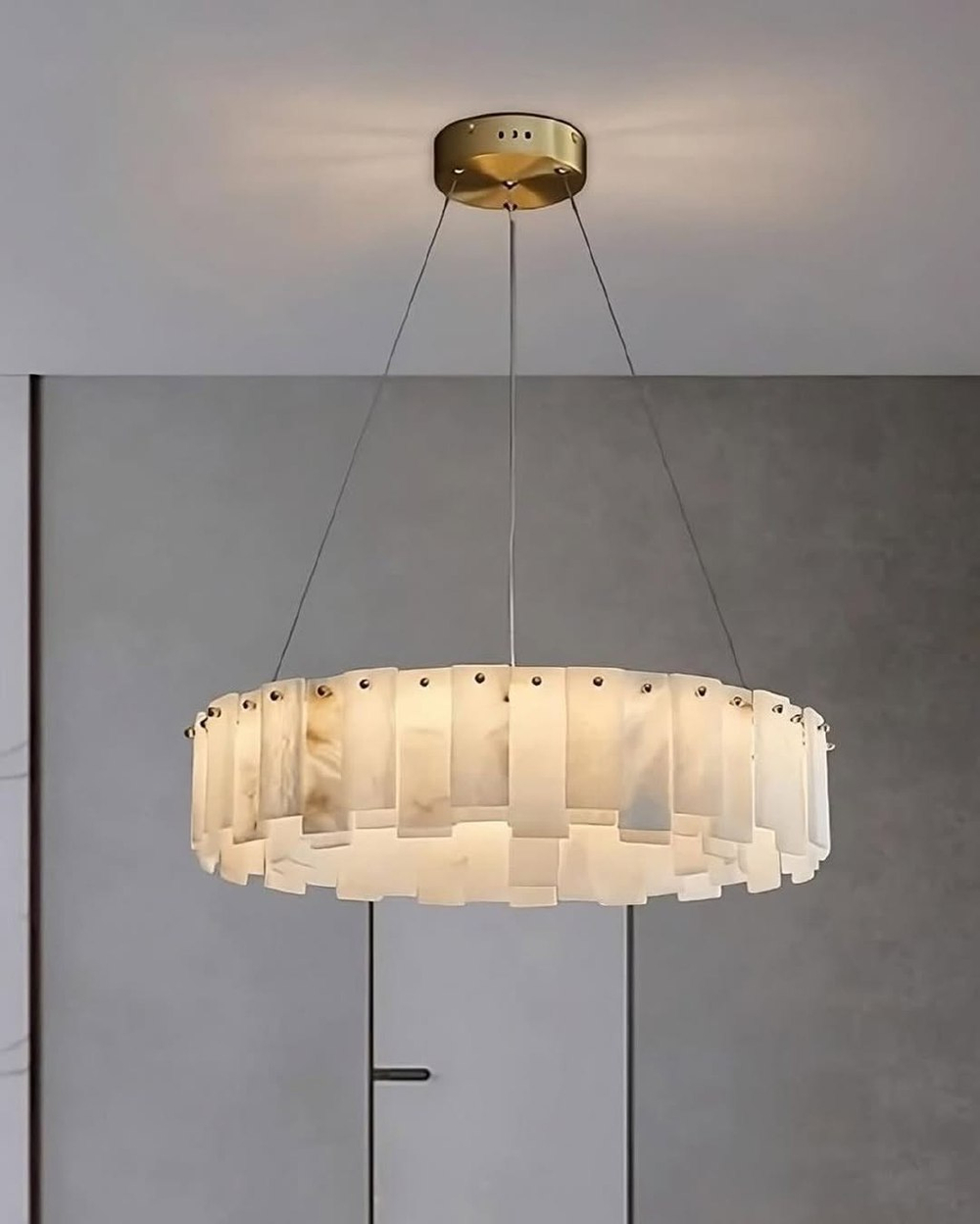 Подвесные люстры из натурального мрамора — сочетание роскоши и современного дизайна.