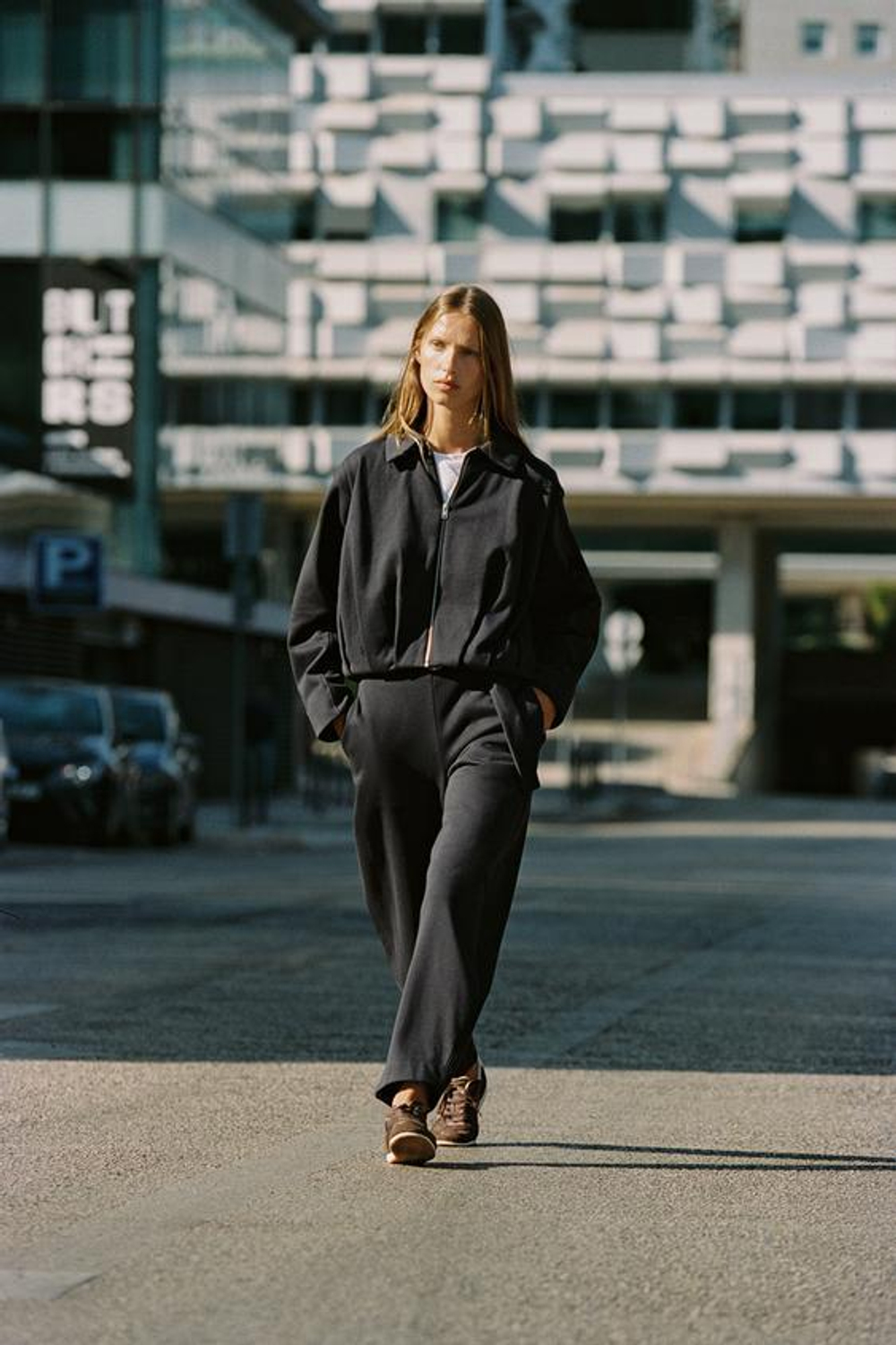 ZARA БРЮКИ ИЗ ФЛИСА С РЕМНЕМ, УГОЛЬНЫЙ