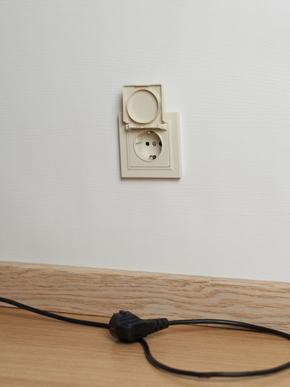 Розетка BRITE РСбш10-3-44-БрКр 16А IP44 с заземл. защ. шторки с крышкой механизм беж. IEK BR-R16-16-44-K10