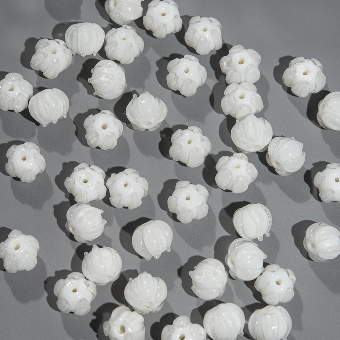 Подвеска лампворк "Бутон лотоса", 9,5*12мм, белое стекло