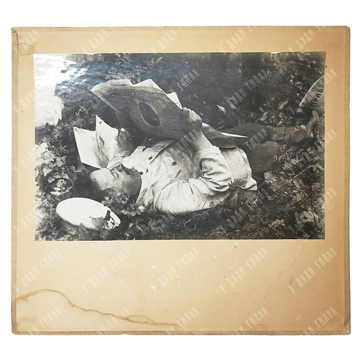 Серго Орджоникидзе читает газету «Известия». Фотография, 1930-е