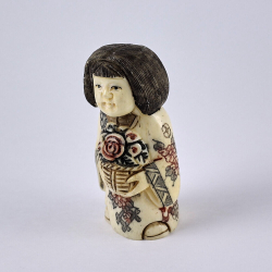 Нэцкэ Гейша с цветами