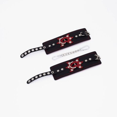 Черные кожаные наручники с красным декором и строчкой