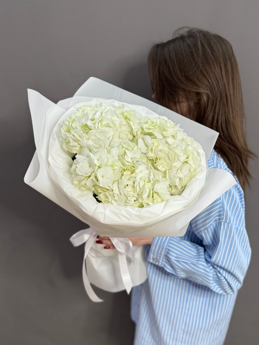 Букет из 3 белых гортензий в "облачке"