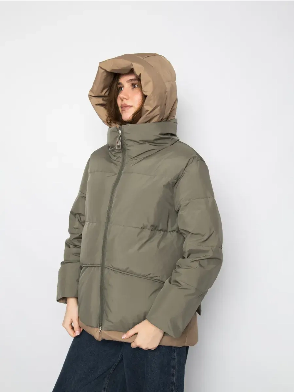 Короткая куртка утепленная с капюшоном