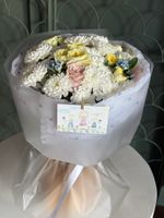 Букет из кустовых пионовидных роз, одноголовой розы, оксипеталума и хризантемы