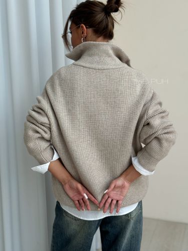 Бежевый свитер на молнии