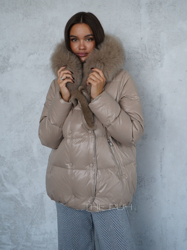 Бежевый пуховик с воротником из меха песца