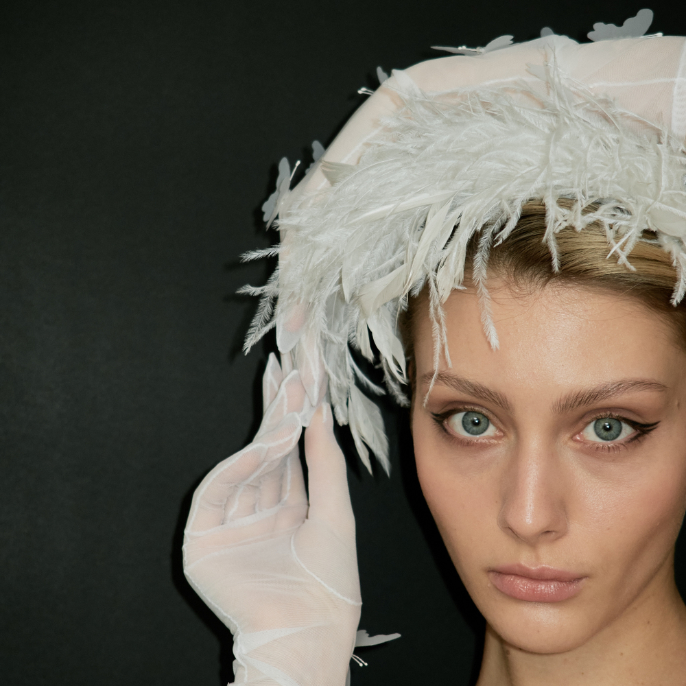 Ободок тонкий с белыми перьями