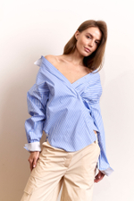 Элегантная рубашка из хлопка с белыми манжетами и воротником