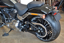 Harley-Davidson BREAKOUT 117 (Vivid Black) 2024