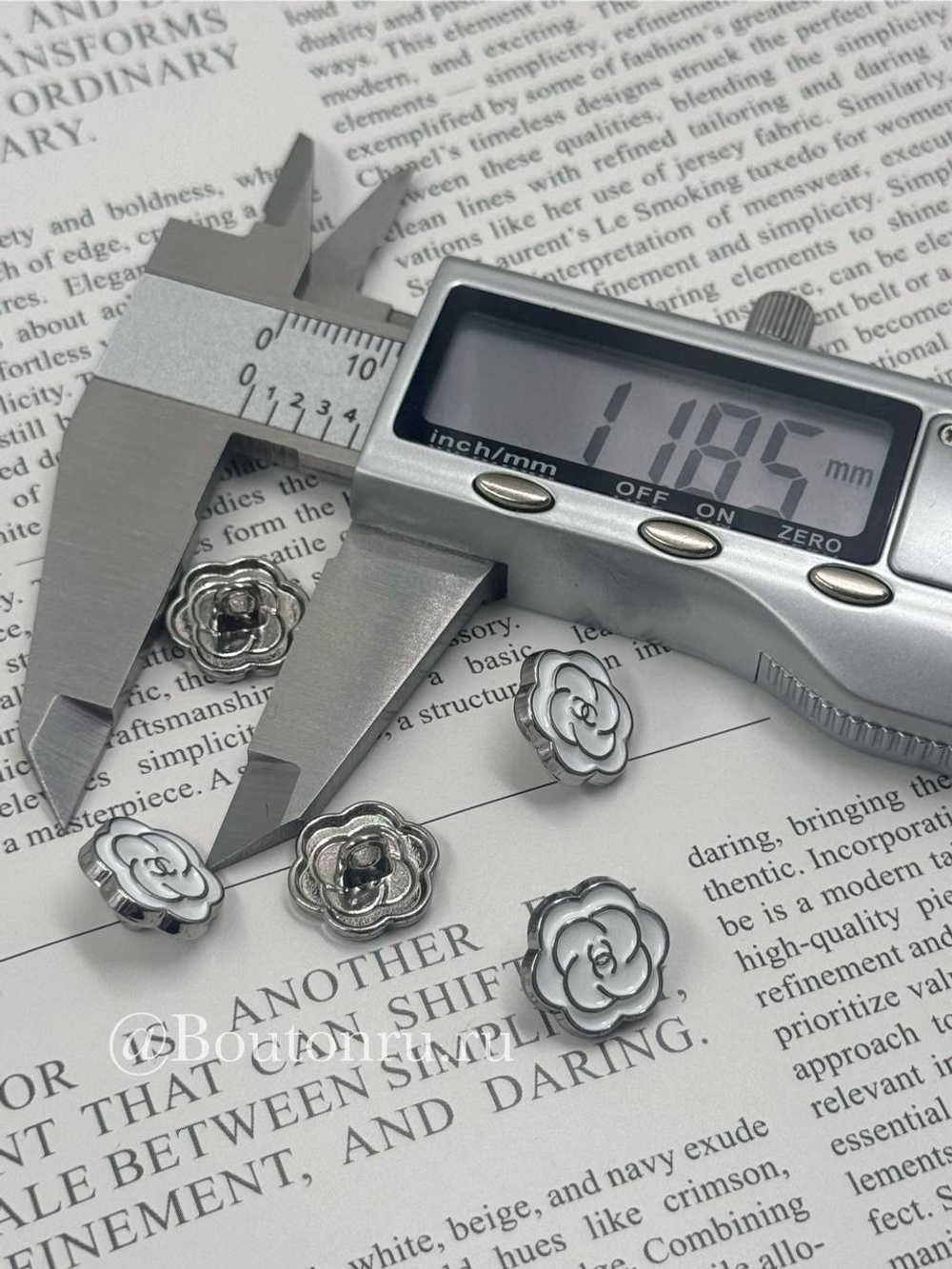 Пуговицы Шан. Белые серебро 12,5 мм цветок