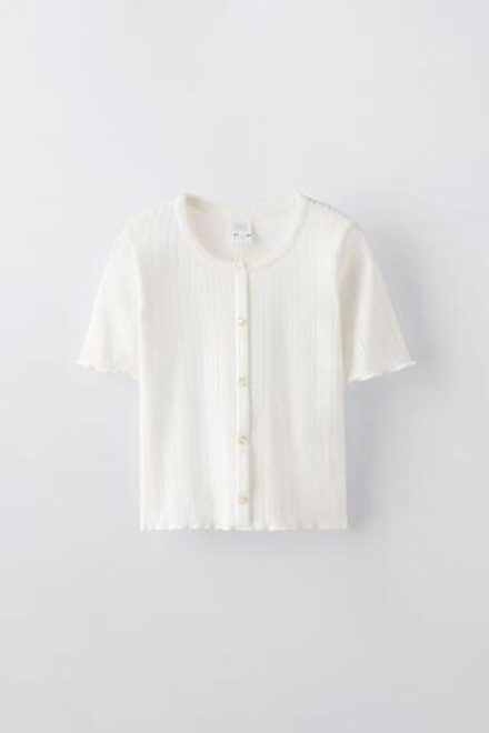 ZARA ФУТБОЛКА С АЖУРНЫМ УЗОРОМ И ПУГОВИЦАМИ, БЕЛЫЙ