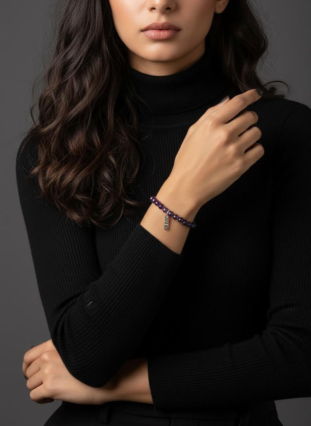 Фотография с изображением браслета из аметиста с серебряной подвеской QUEEN на модели натуральный камень ручная работа