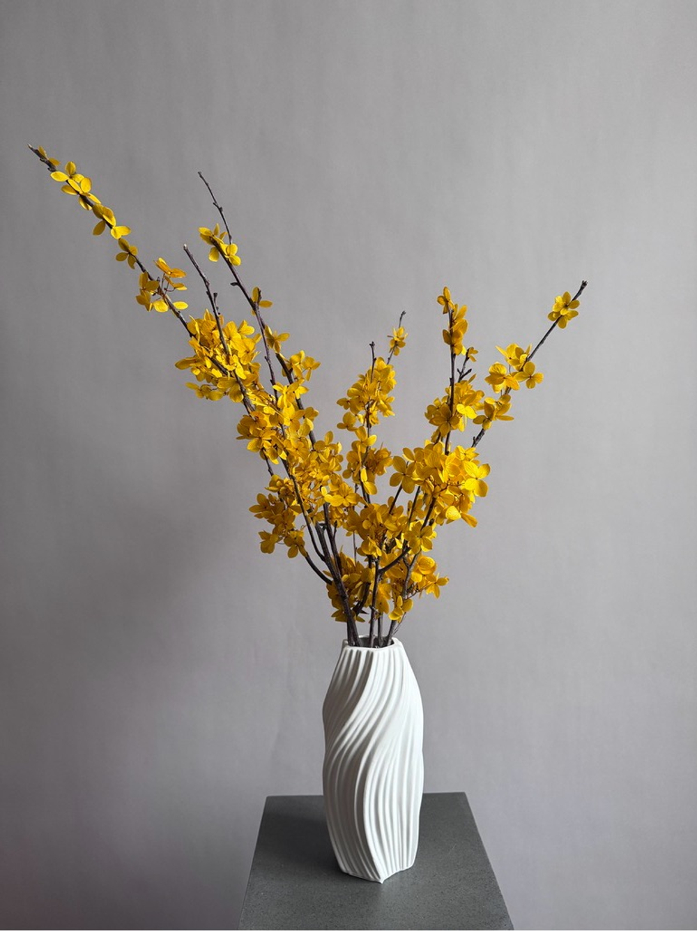 Композиция в вазе Форзиция