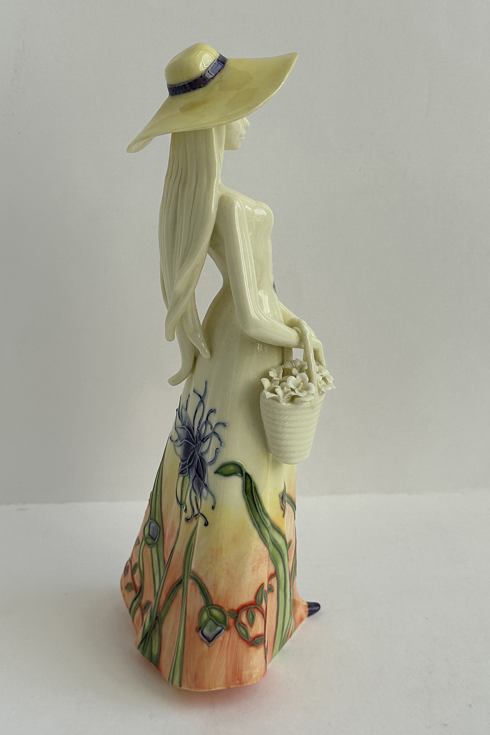 Фарфоровая статуэтка Дама с корзиной цветов в стиле ар-нуво. 1920-е г. Франция, Decor du Galion.
