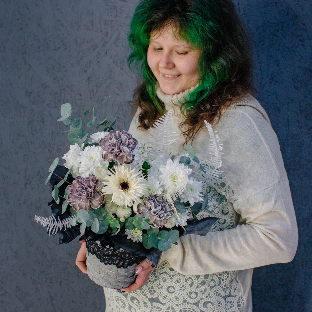 116. Кружевная контрастная корзинка с дианусами и эвкалиптом