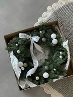 Новогодний венок в бело-серой гамме