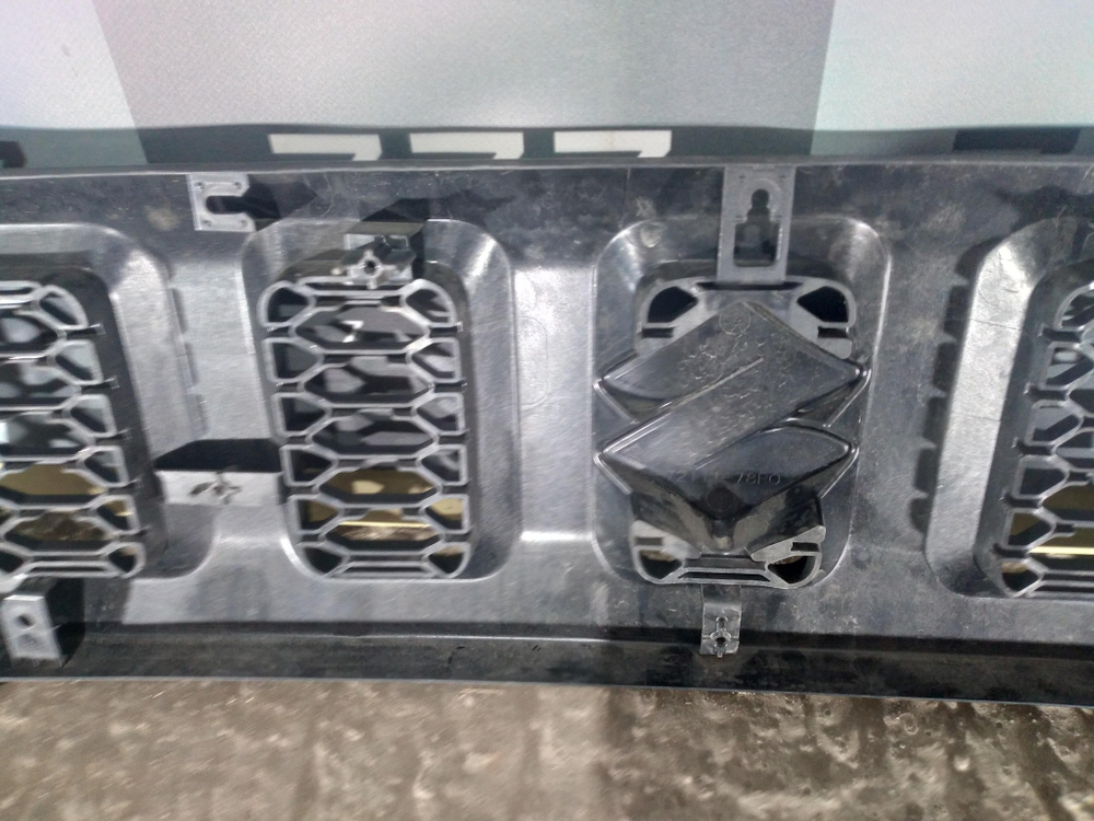 Решетка радиатора Suzuki Jimny 4 18-21 Б/У Оригинал 7211178r0