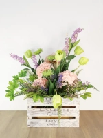 Композиция в ящике "Гортензия и тюльпаны"
