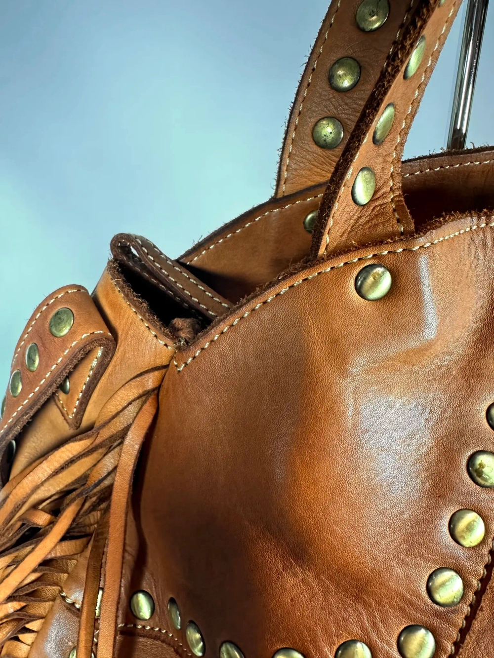 Женская сумка из натуральной вареной кожи с бахромой и заклепками цвет whisky