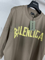 Женская футболка Balenciaga коричневого цвета с надписью