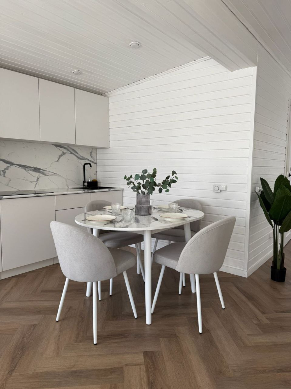 Круглый раздвижной стол "Белый мрамор" и 4 стула Элион