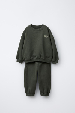 ZARA КОМПЛЕКТ ИЗ ТОЛСТОВКИ И БРЮК-ДЖОГГЕРОВ С ВЫШИТОЙ НАДПИСЬЮ, ЗЕЛЕНЫЙ