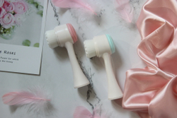 Двухсторонняя щёточка для умывания