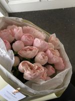 Авторский букет из кустовой пионовидной розы в оформлении