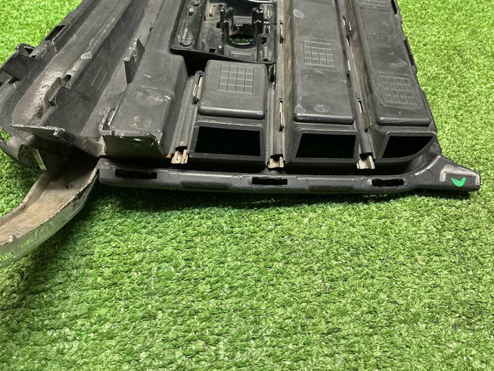 Решетка перед. бампера VW Touareg 3 (18-23) R-line