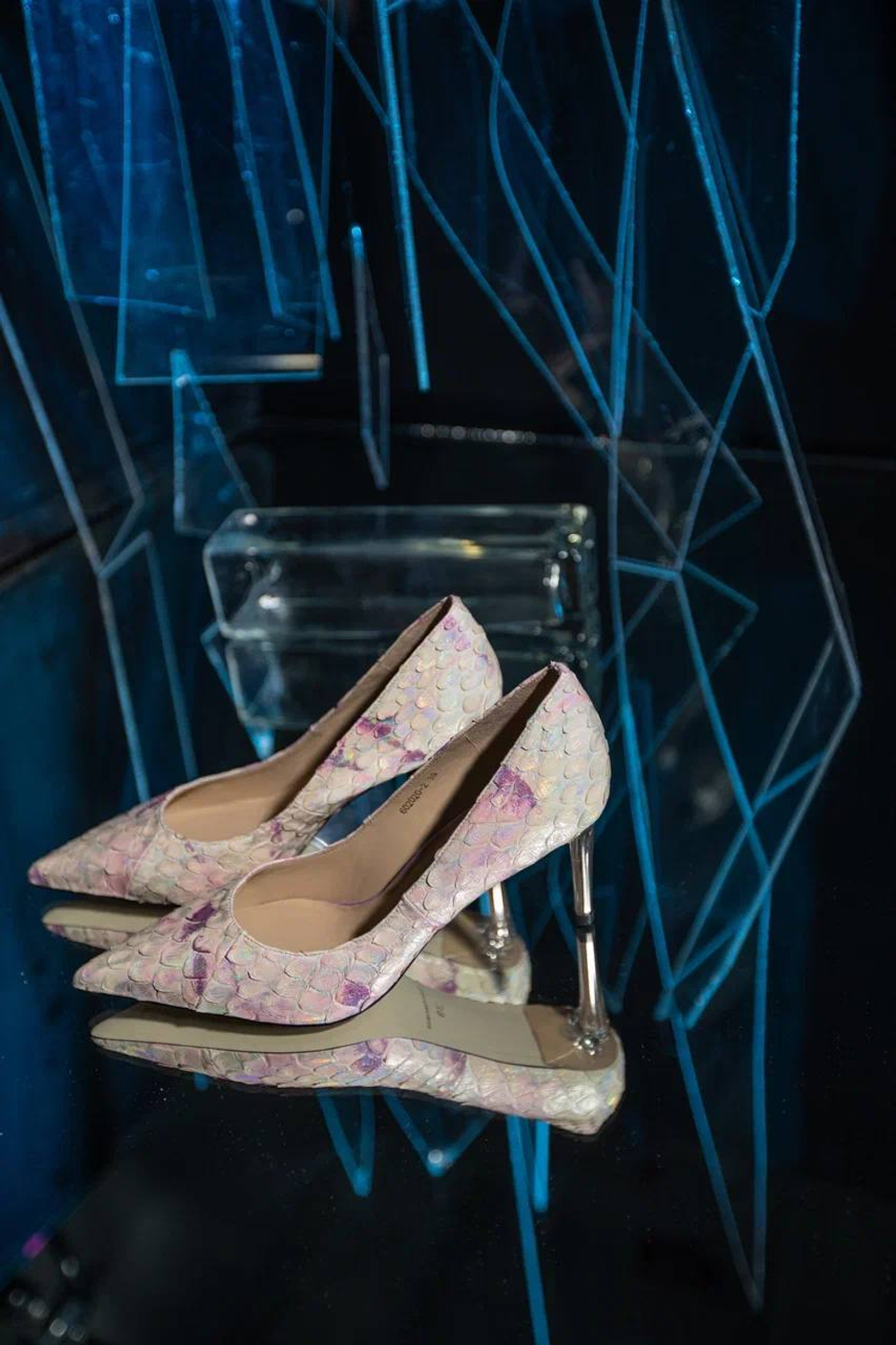 Женские туфли розовые с тиснением под рептилию