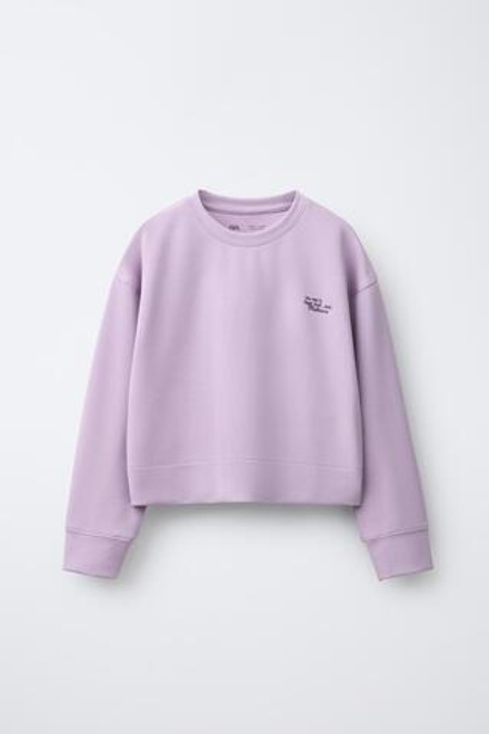 ZARA ТОЛСТОВКА ИЗ МОДАЛА С ТЕКСТОМ, ЦВЕТ МАЛЬВЫ