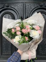 Сборный букет с кустовой пионовидной розой, хризантемой и зеленью в оформлении