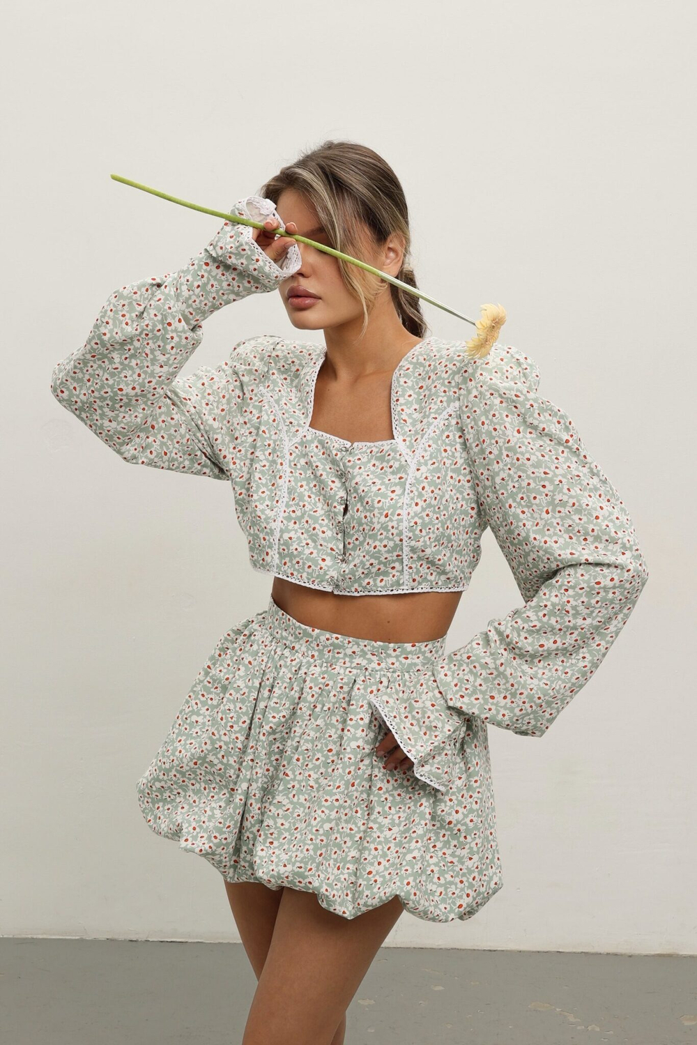 Шорты с зеленым цветочным принтом