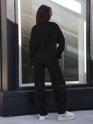 Черный трикотажный костюм из шерсти и вискозы