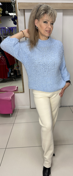 Белые трикотажные брюки на застежке