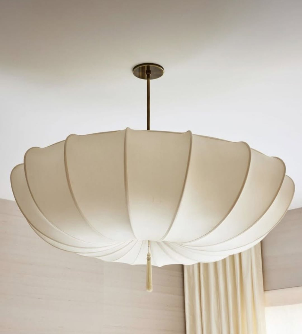 Элегантная люстра с воздушным плафоном и мягкими волнообразными линиями