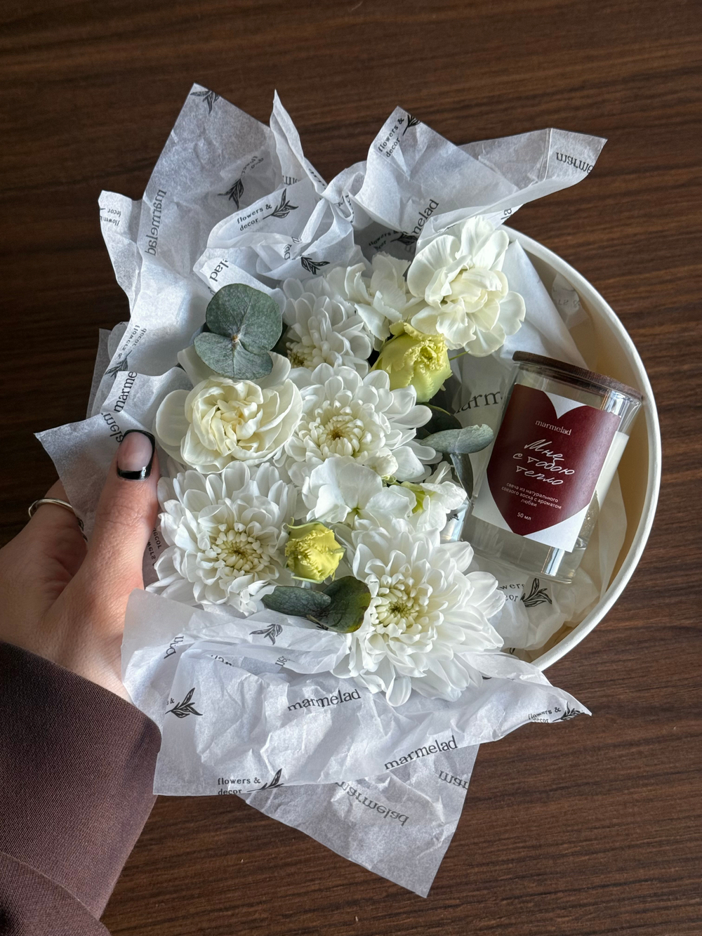 Цветочная композиция в коробке+свеча 50 мл