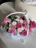 Корзина сборная из кустовых пионовидных роз, одноголовых роз, диантусов, хризантемы и оксипеталума