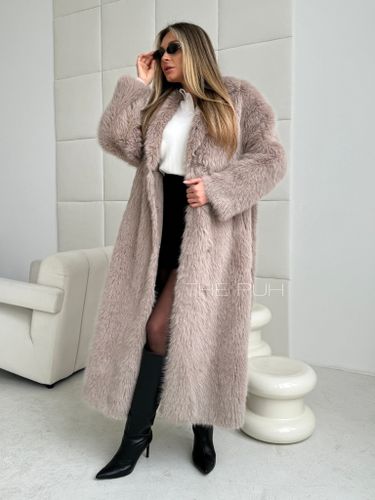 Бежевая длинная шуба из эко-меха