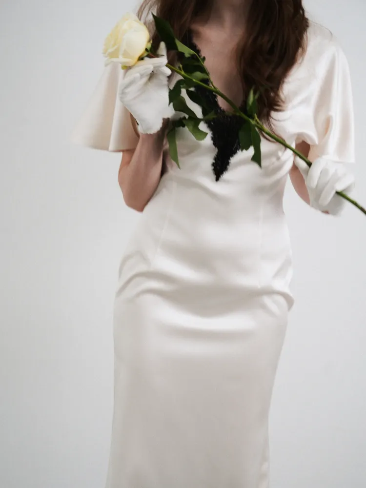 Одэтт миди (Odette midi), платье миди из молочного атласа, с отделкой черным кружевом