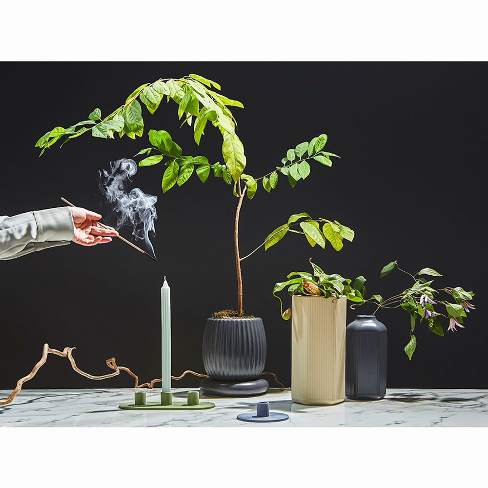 Подсвечник для 3 свечей из каменной керамики оливкового цвета из коллекции Essential