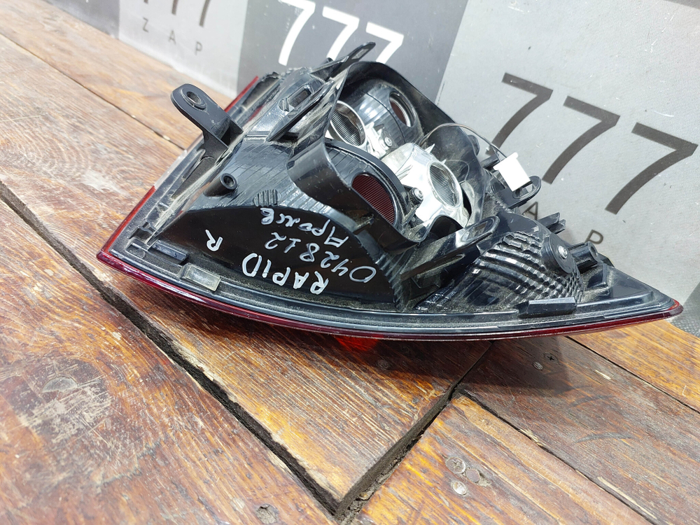 Фонарь зaдний пpавый с дефектом Skoda Rapid 1 17-20 Б/У Оригинал 5JH945208