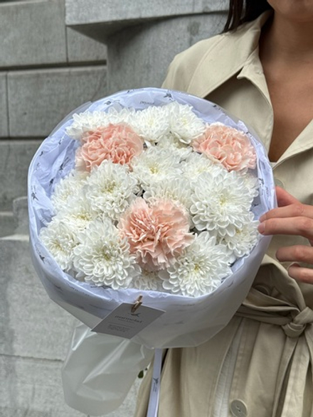 Букет сборный из хризантемы и диантусов