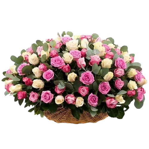 Траурная корзина из живых цветов «100 розовых и белых роз, эвкалипт»